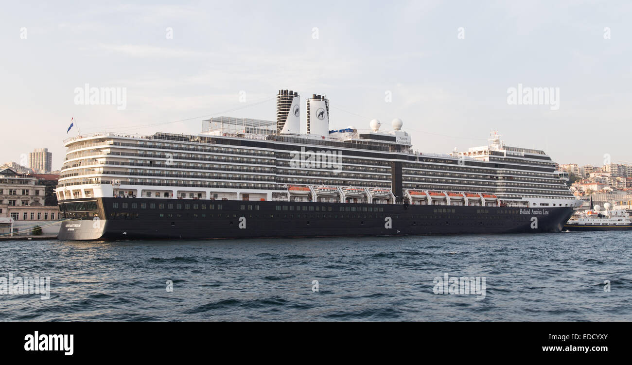 ISTANBUL, Türkei – 7. Oktober 2014: MS Nieuw Amsterdam Kreuzfahrtschiff im Hafen von Istanbul. Schiff hat 2.106 Passagierkapazität mit 86, Stockfoto