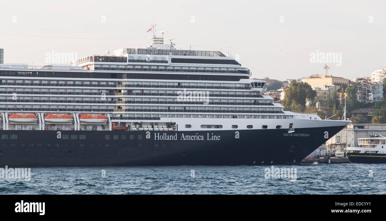 ISTANBUL, Türkei – 7. Oktober 2014: MS Nieuw Amsterdam Kreuzfahrtschiff im Hafen von Istanbul. Schiff hat 2.106 Passagierkapazität mit 86, Stockfoto