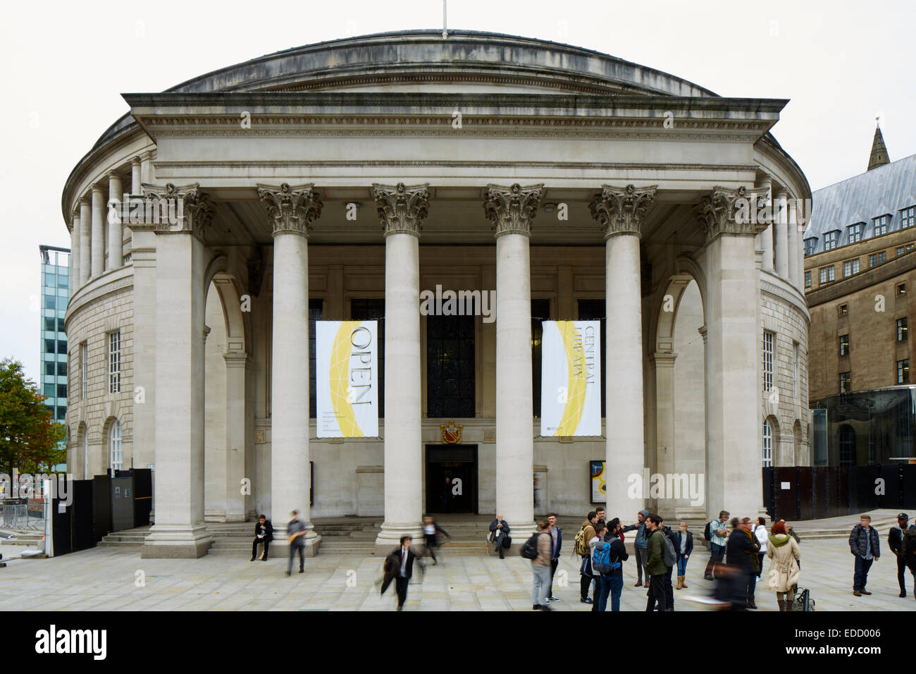 Stadtzentrum von Manchester, Manchester Central Library vor dem Eingang Stockfoto