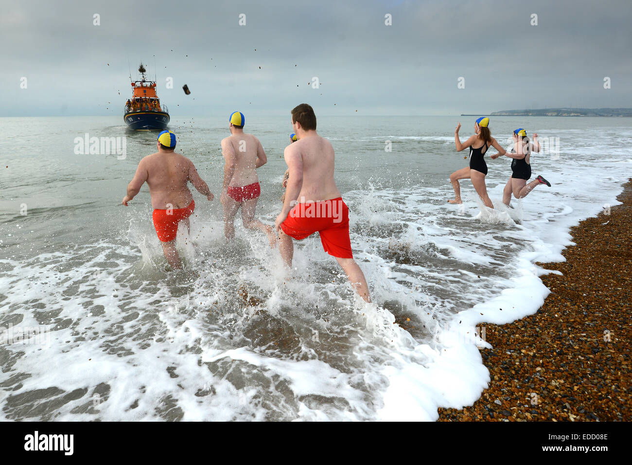 Neues Jahr Tauchen Sie ein in das Meer von Seaford Rettungsschwimmer, Seaford Bay, Sussex, UK Stockfoto
