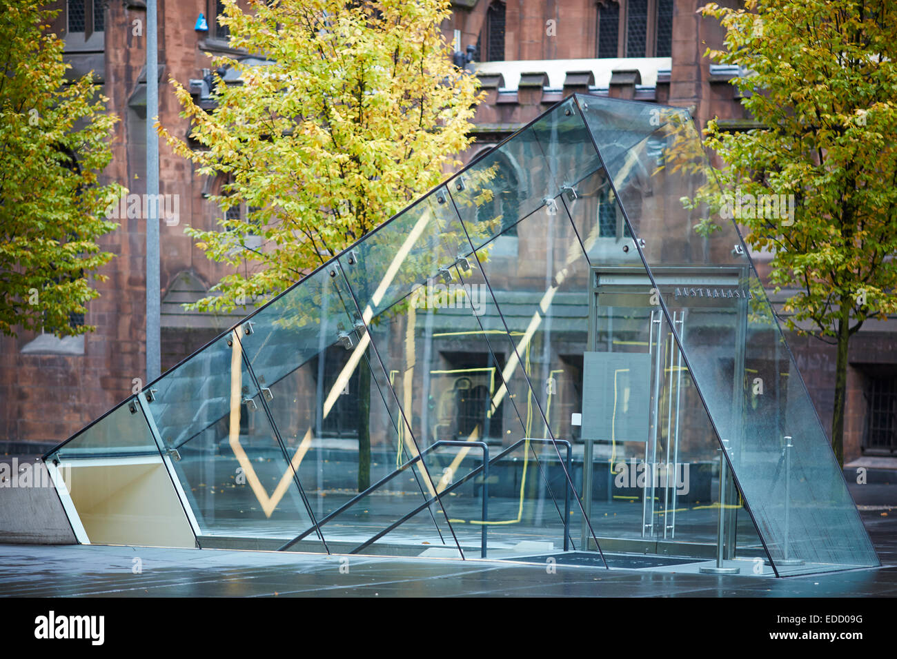 Australasien Restauranteingang Glas Pyramide gegen die gotische John Ryland Bibliothek Stockfoto