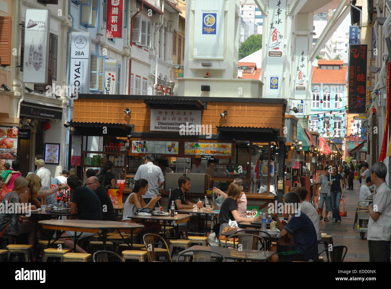 Menschen, die Essen an Tischen im Freien in Essen Street, Chinatown, Singapur Stockfoto