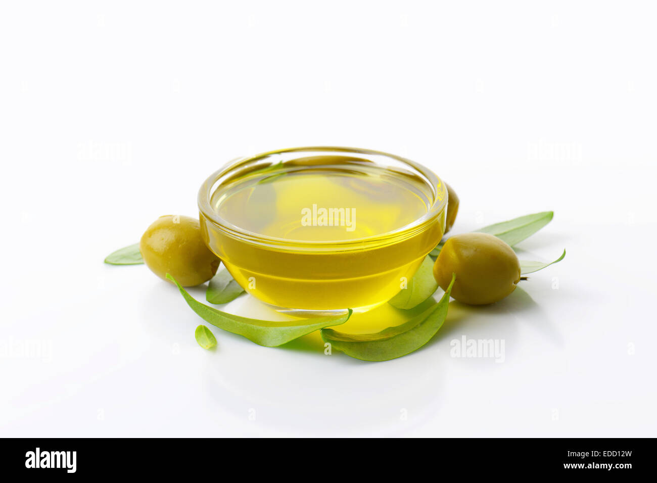 Olivenöl in Glasschale Stockfoto