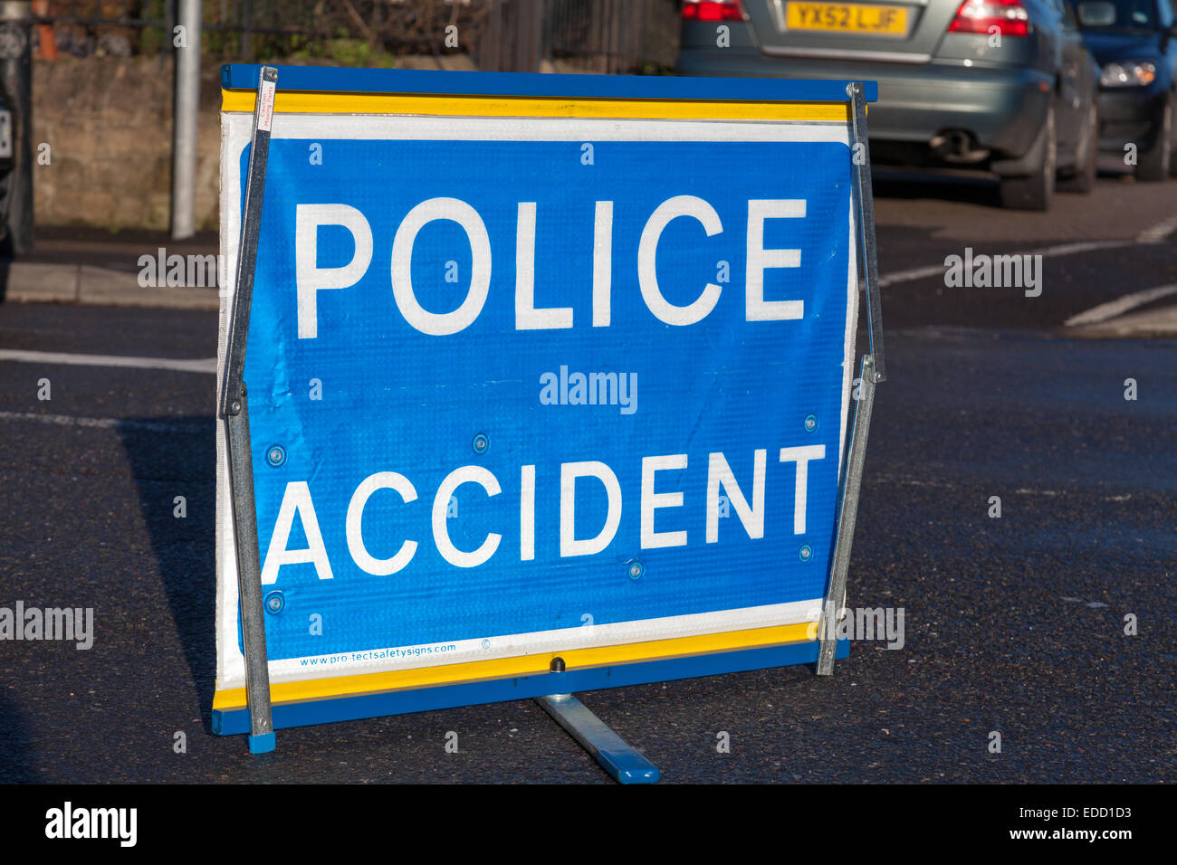 Ein Polizei-Unfall-Zeichen auf einer Straße in Großbritannien. Stockfoto