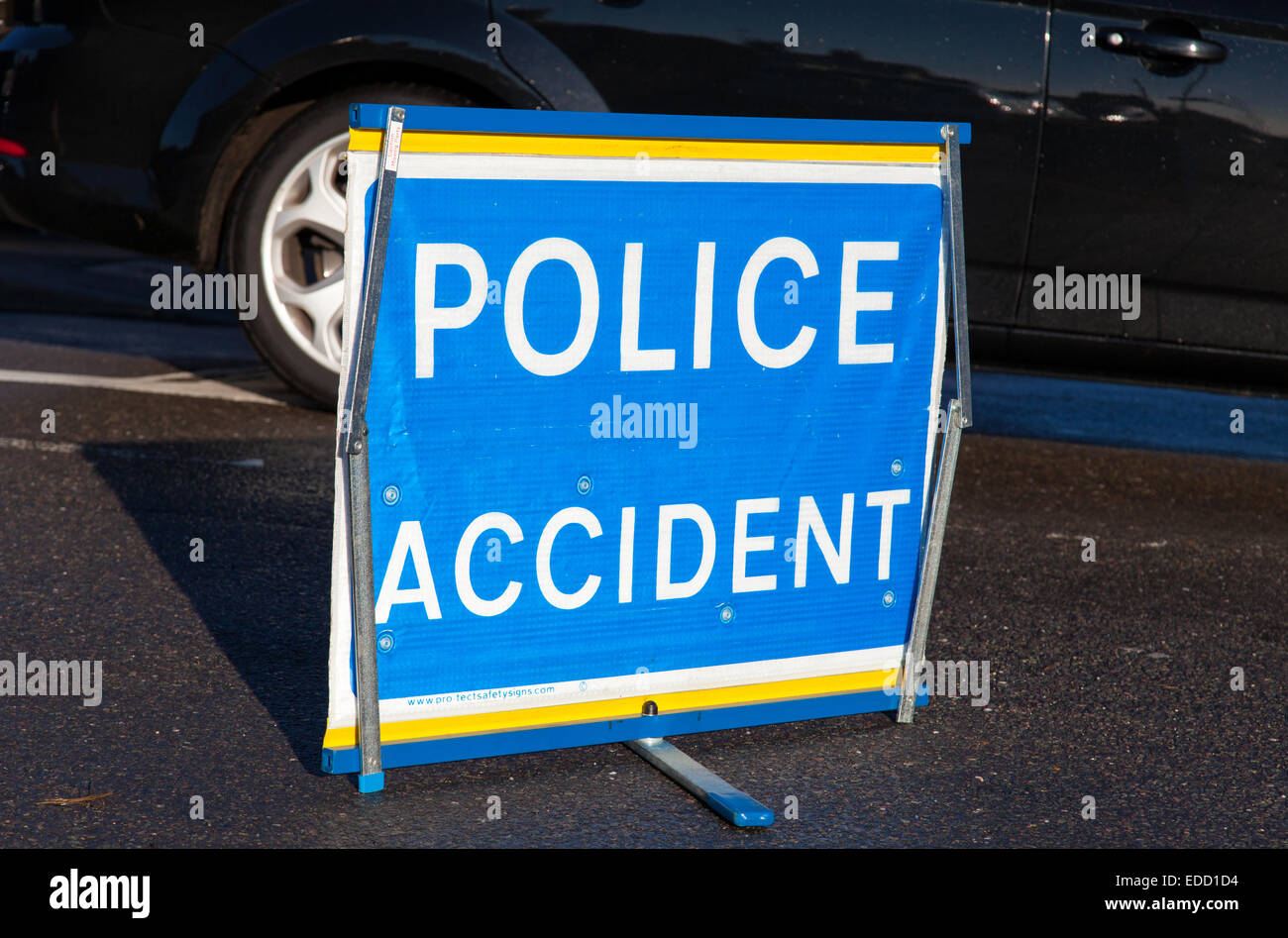 Ein Polizei-Unfall-Zeichen auf einer Straße in Großbritannien. Stockfoto
