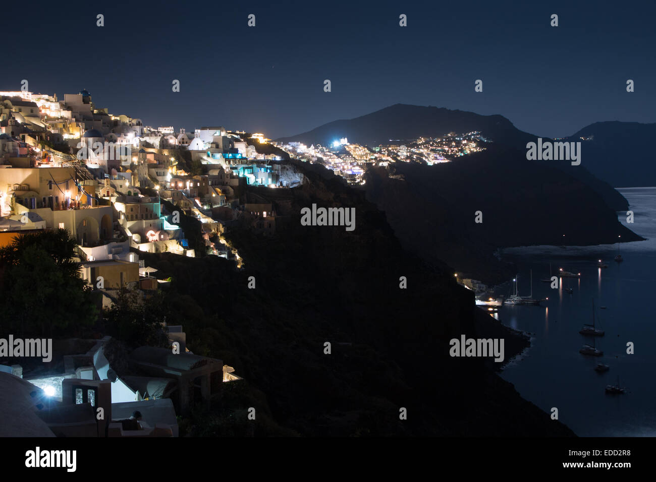 Nacht in Santorini mit Blick auf die Stadt Oia und die Caldera, Santorini, Cyclades, griechische Inseln, Griechenland Stockfoto