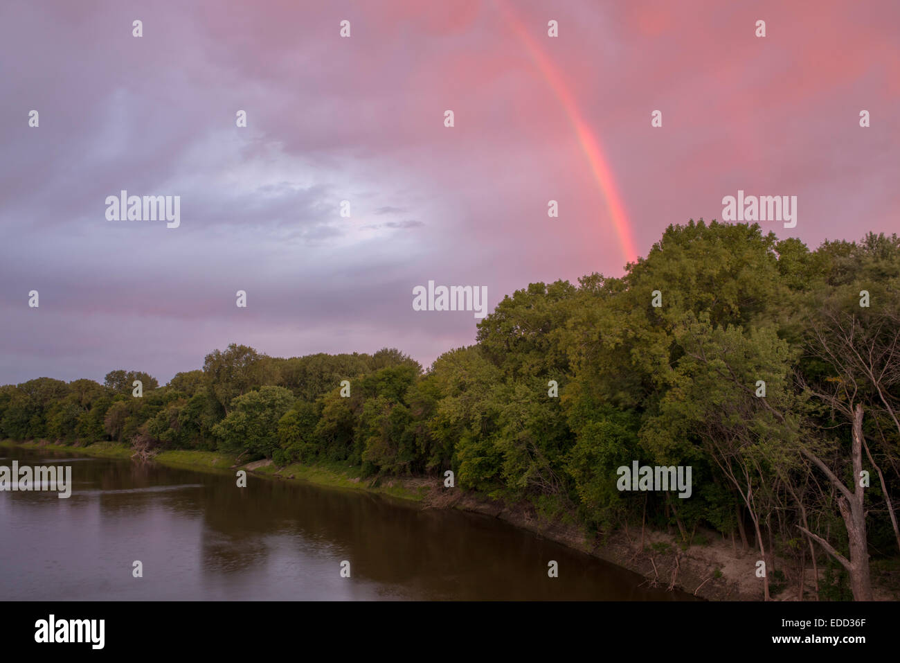 Regenbogen über den Minnesota River im schwarzen Hund Gerät Minnesota Valley National Wildlife Refuge. Stockfoto