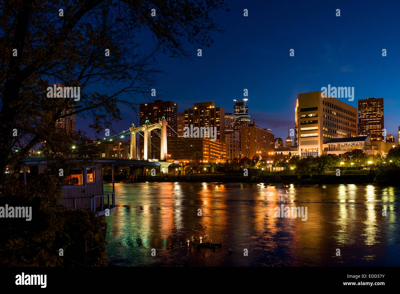 Skyline von Minneapolis und Mississippi River in der Abenddämmerung. Stockfoto