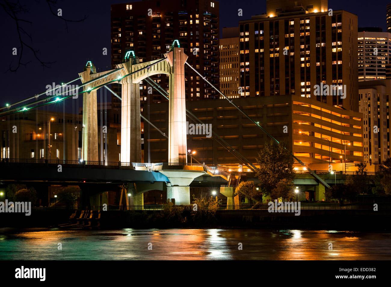 Hennepin Avenue Bridge über den Mississippi River in der Innenstadt von Minneapolis in der Abenddämmerung. Stockfoto