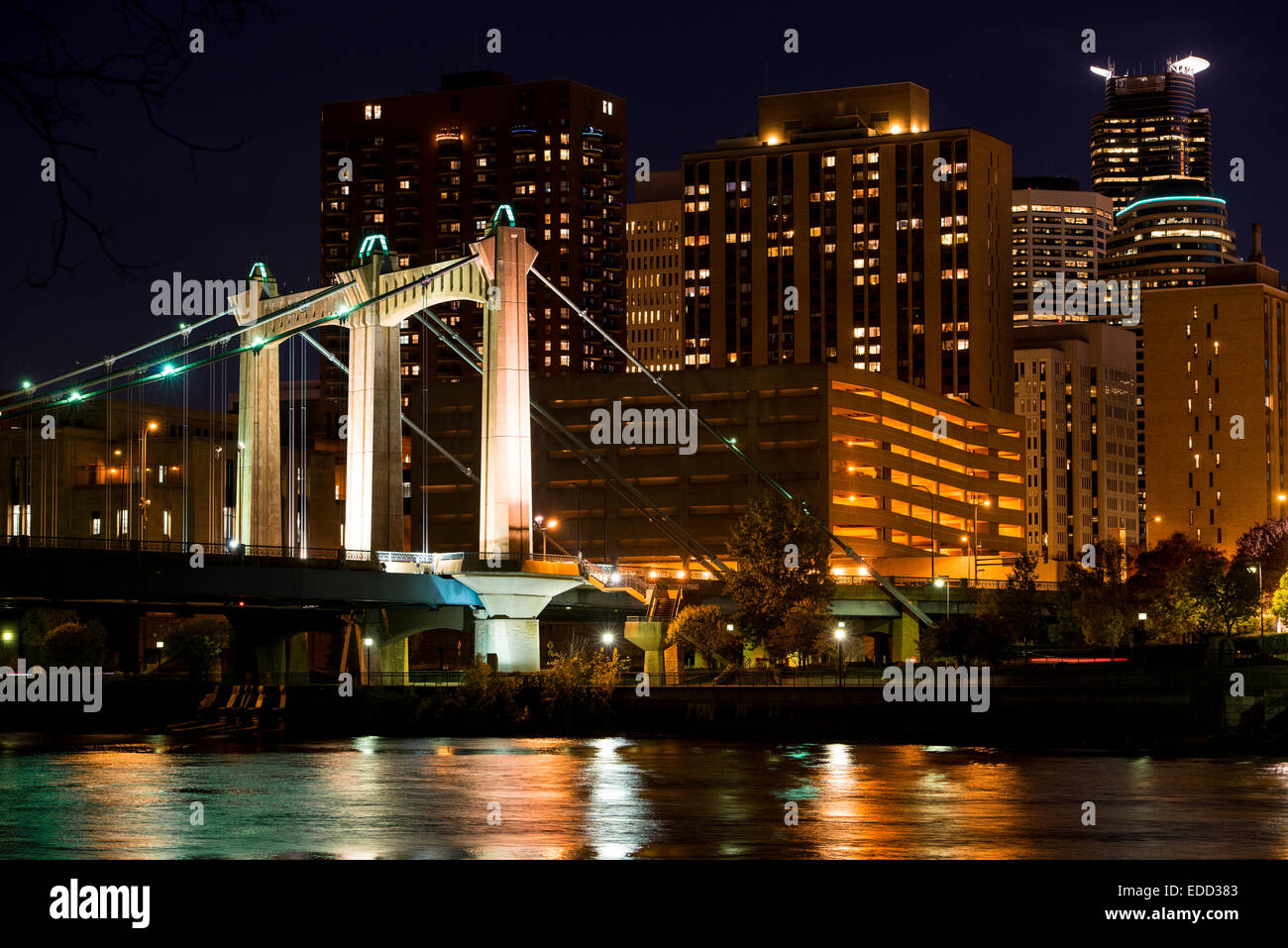 Hennepin Avenue Bridge über den Mississippi River und die Skyline in der Abenddämmerung. Stockfoto