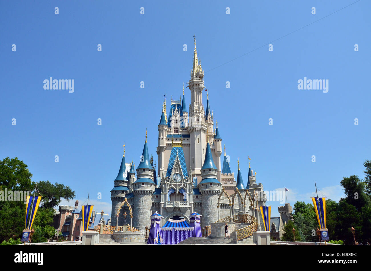 Vor Cinderella Castle im Magic Kingdom, im Disney World Resort in Orlando Florida. Stockfoto