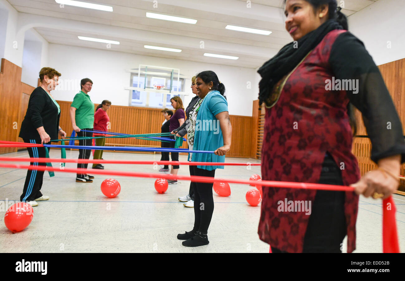 Bensheim, Deutschland. 11. Dezember 2014. Teilnehmer einer integrativen Sport-Gruppe der Gemeinschaft spielen und sportlichen Bensheim nehmen Teil an einem Thera-Band-Übung in Bensheim, Deutschland, 11. Dezember 2014. Foto: UWE ANSPACH/Dpa/Alamy Live News Stockfoto