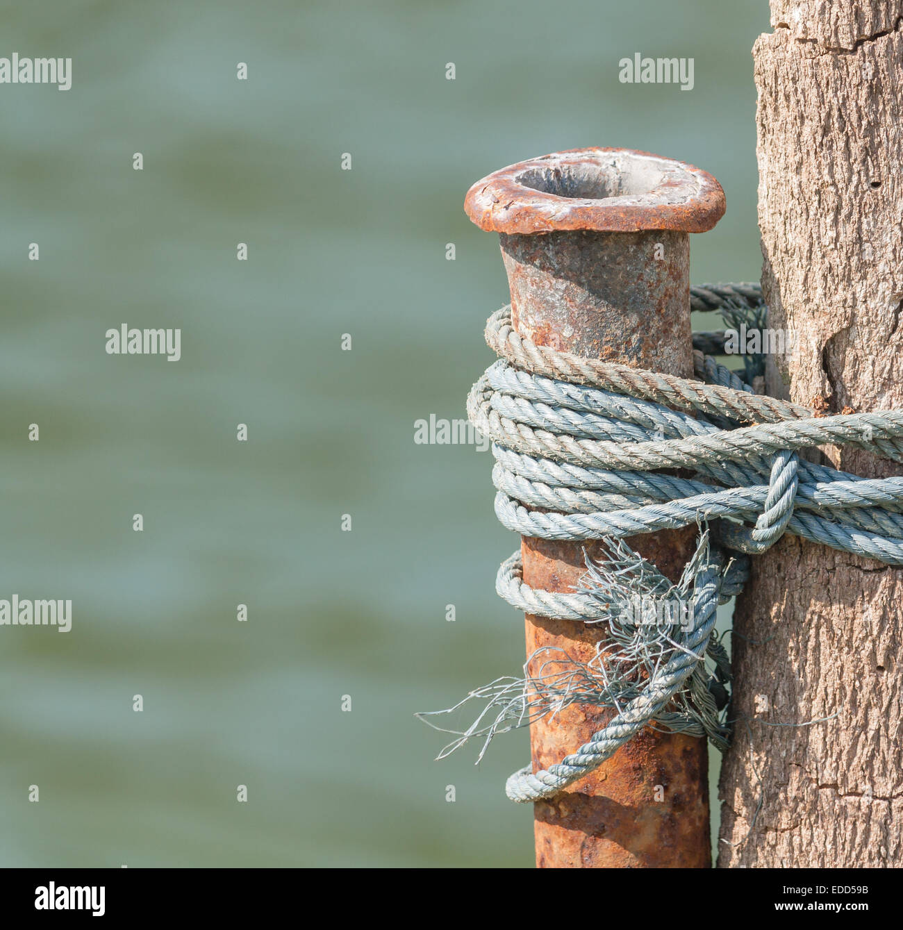 Alte rostige Rohr bis zu Holz gebunden. Stockfoto