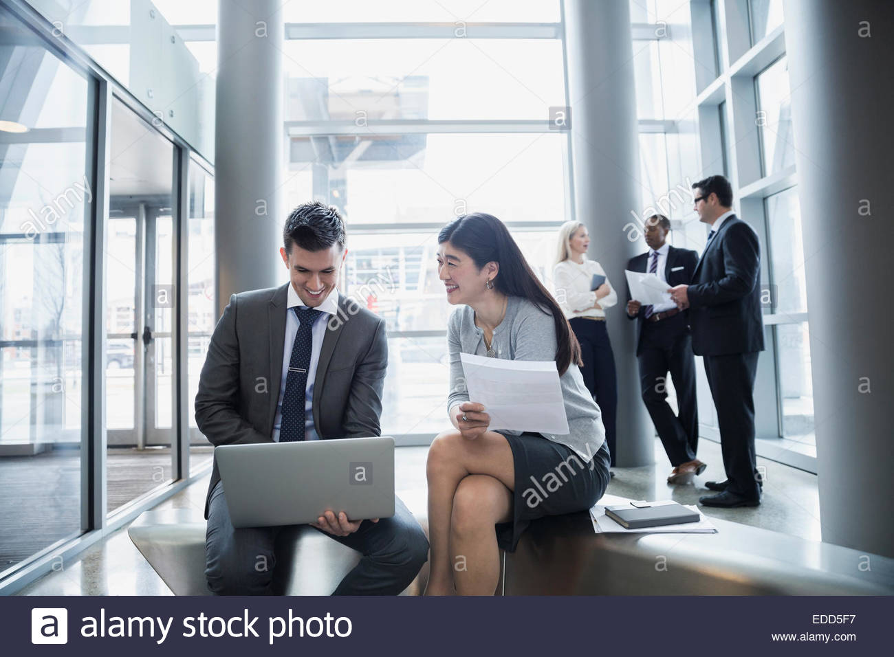 Unternehmer und Unternehmerin mit laptop Stockfoto