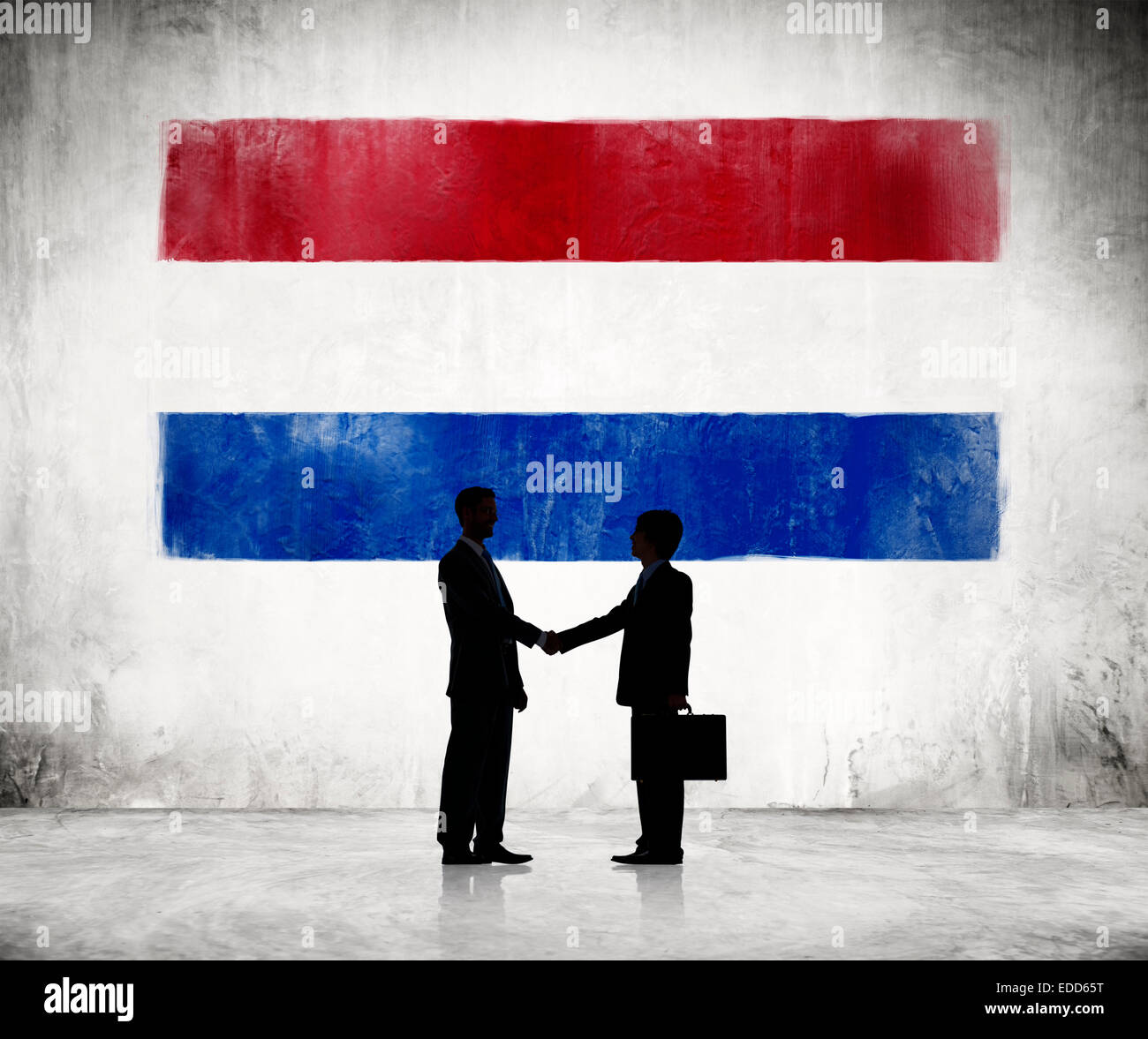 Silhouette des Business Handschlag mit der niederländischen Flagge Stockfoto