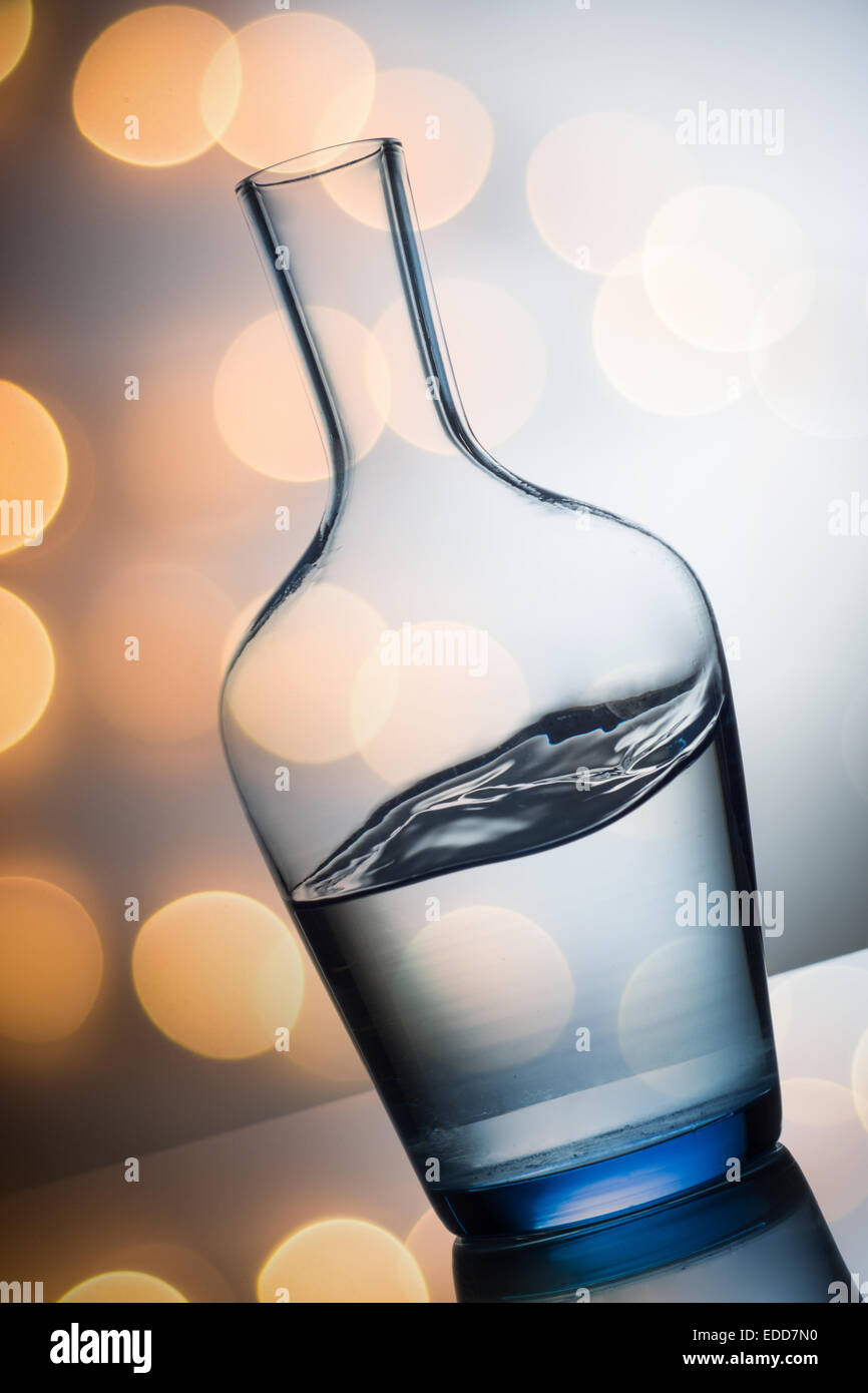 Spritzwasser im Glas auf farbenfrohe Hintergrund Stockfoto
