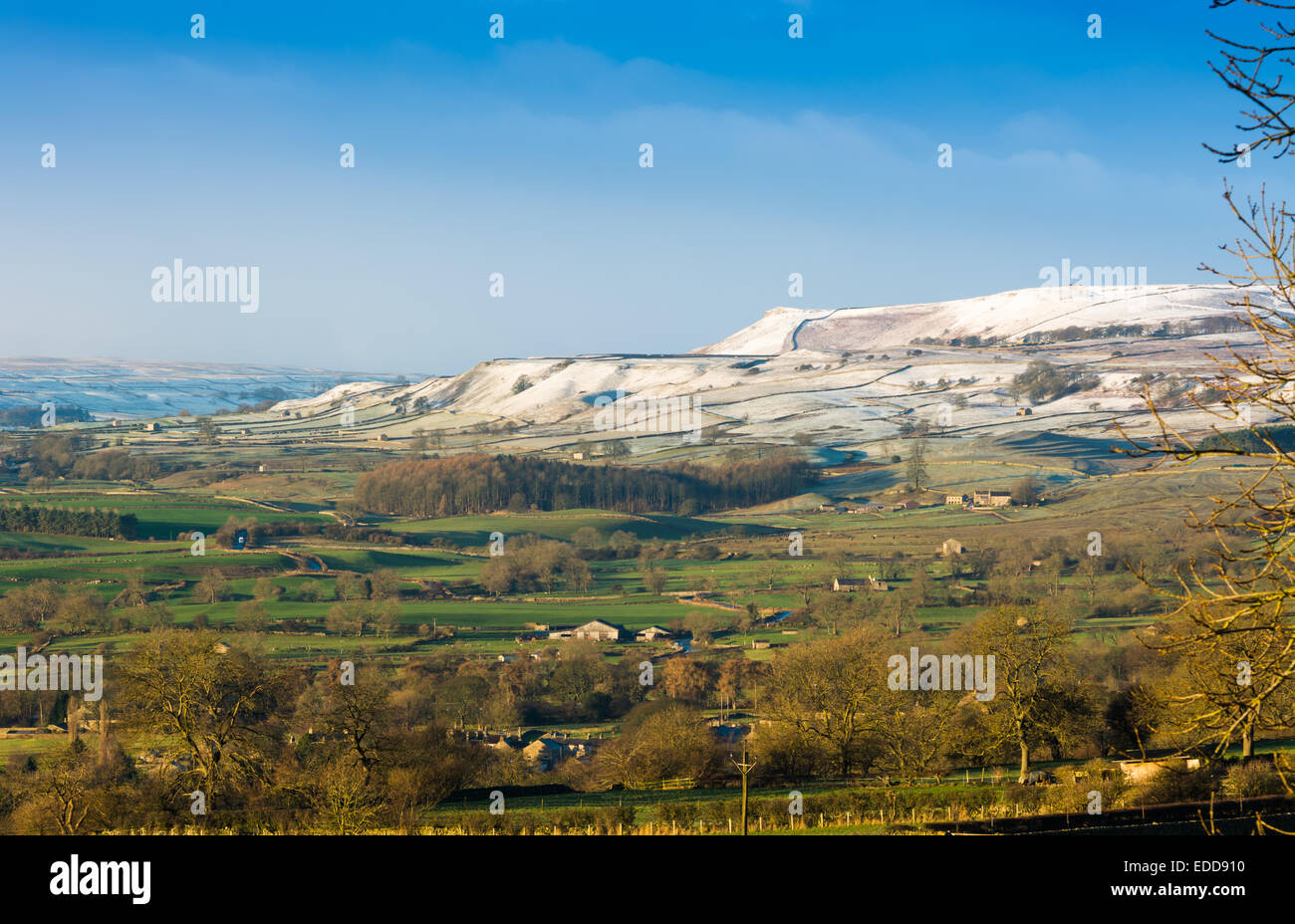 Schnee gekrönt Hügel in Wensleydale Stockfoto