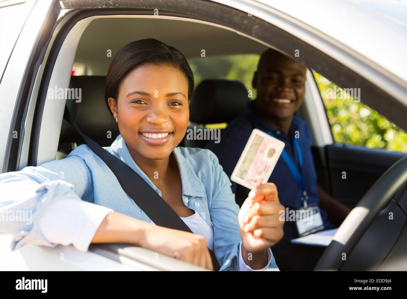 Afrikanische Student Treiber übergibt Fahrprüfung und halten ihr Führerschein Stockfoto