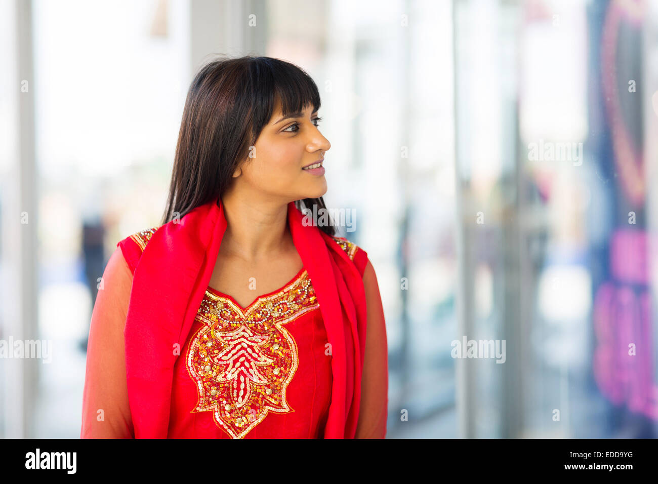 ziemlich Indianerin Fenster Versand in der mall Stockfoto