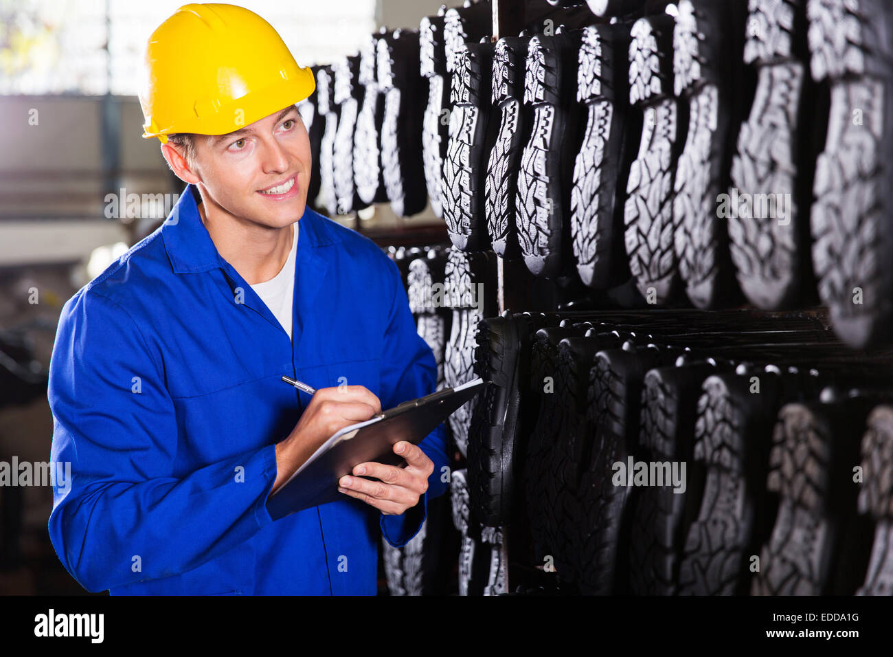 Gummistiefel Arbeitnehmer zählen Aktien und Notizen im Lager Stockfoto