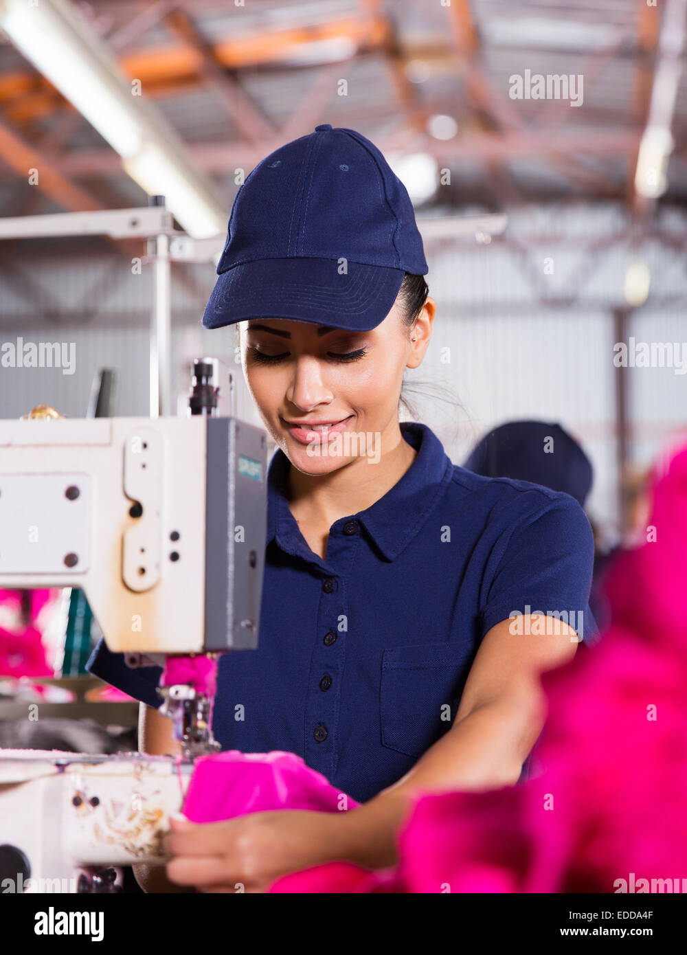 hübschen weiblichen Fabrik Arbeiter Nähen Bekleidung Stockfoto