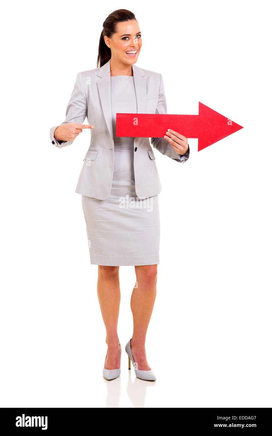 glücklich Geschäftsfrau zeigt rote Pfeilsymbol isoliert auf weiss Stockfoto