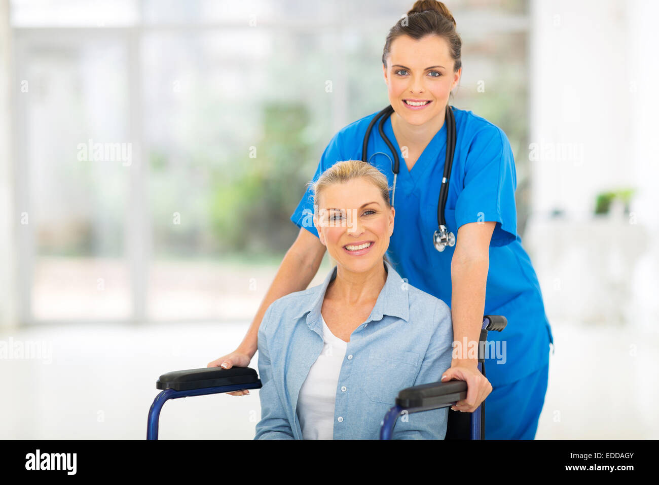 hübsche Mitte Alter Patienten mit freundliche Krankenschwester Stockfoto