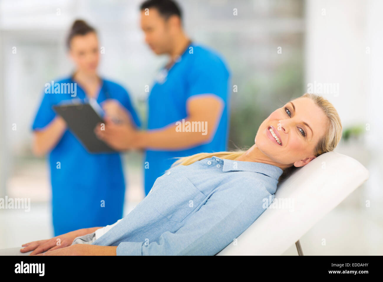 glücklich senior Frau liegt auf ärztliche Prüfung Bett und wartet auf medizinischer checkup Stockfoto