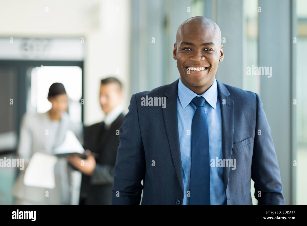 hübscher Junge afroamerikanische Geschäftsmann im Büro Stockfoto