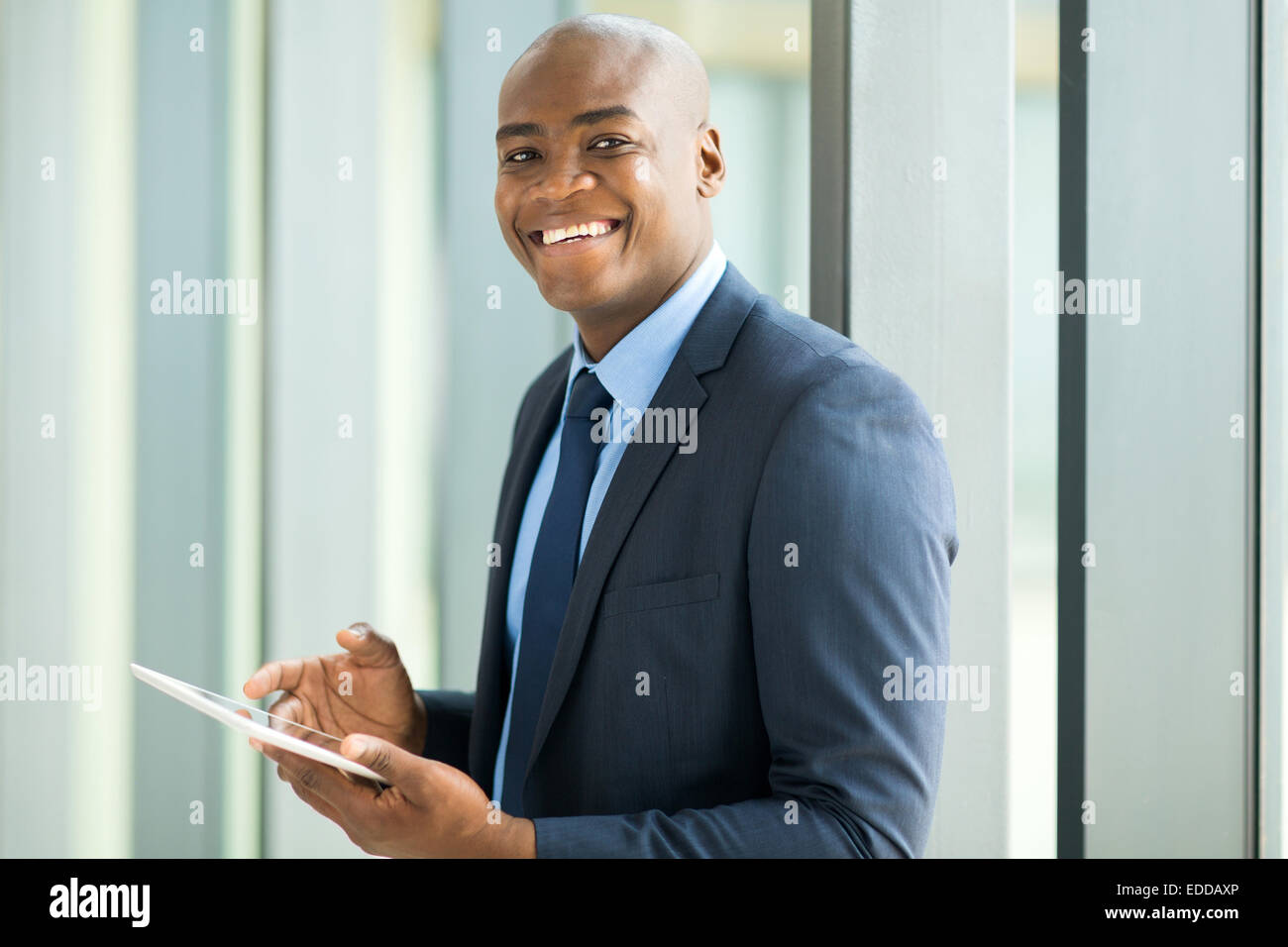 fröhliche junge afroamerikanische Geschäftsmann mit TabletPC Stockfoto