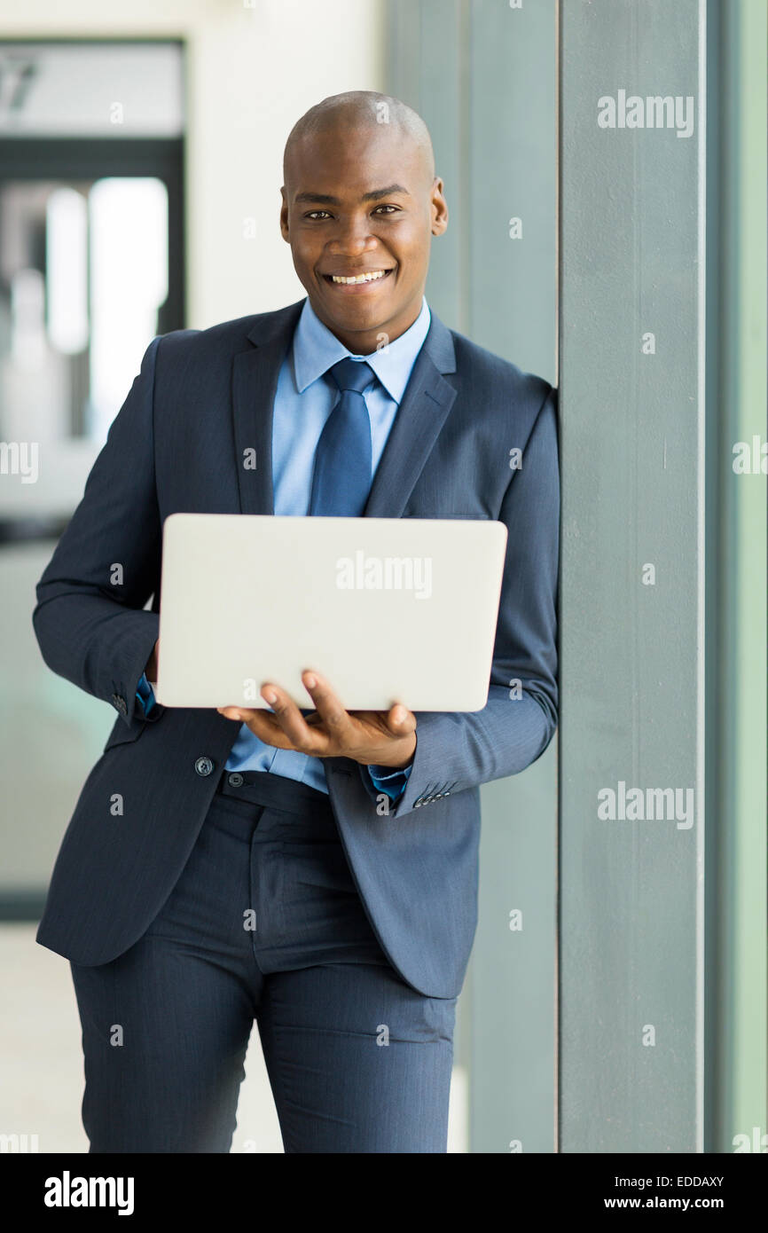 Porträt der jungen afrikanischen amerikanischen Geschäftsmann mit laptop Stockfoto