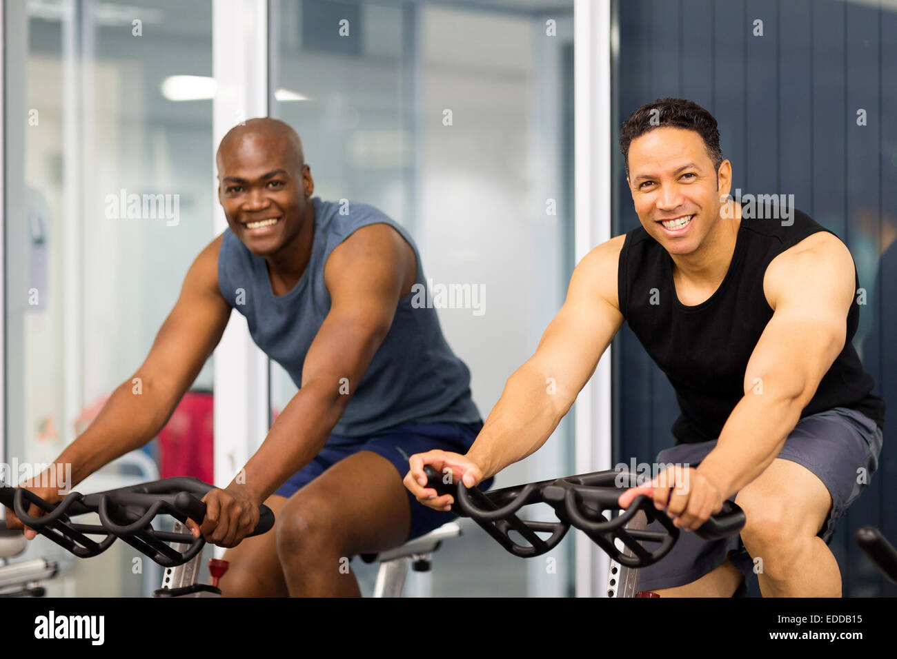 Radfahren im Fitness-Studio Fitness-Jungs Stockfoto