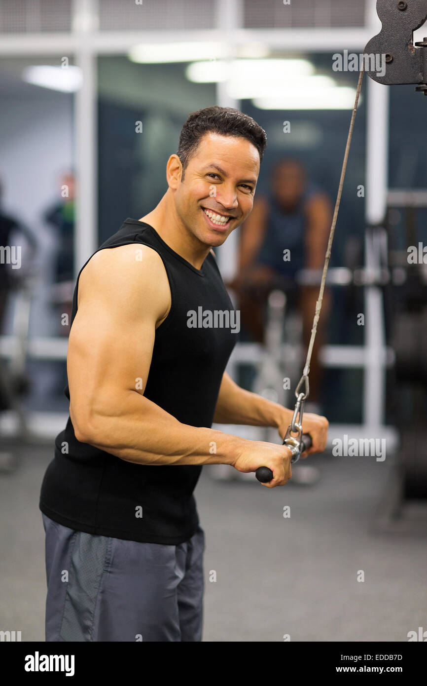 muskulöser Mann mit Trizeps Pull-down-im Fitness-Studio Stockfoto