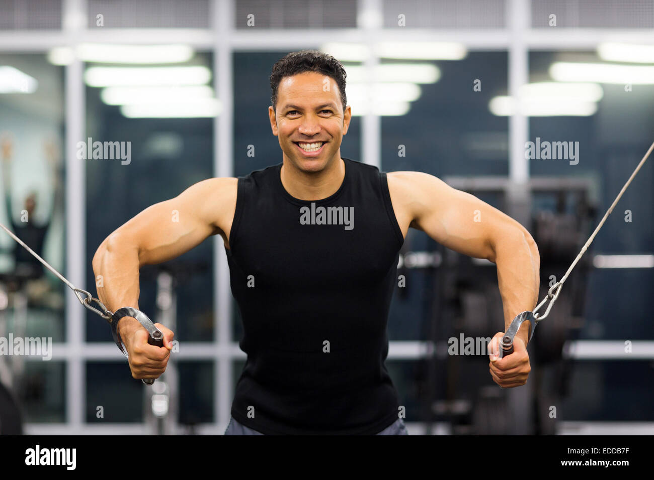 gesunden Bodybuilder tun Trizeps Pull-down-Praxis im Fitness-Studio Stockfoto