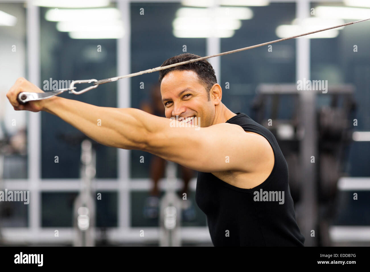 Seitenansicht der Mitte Alter Mann mit Pulldown-Maschine Stockfoto