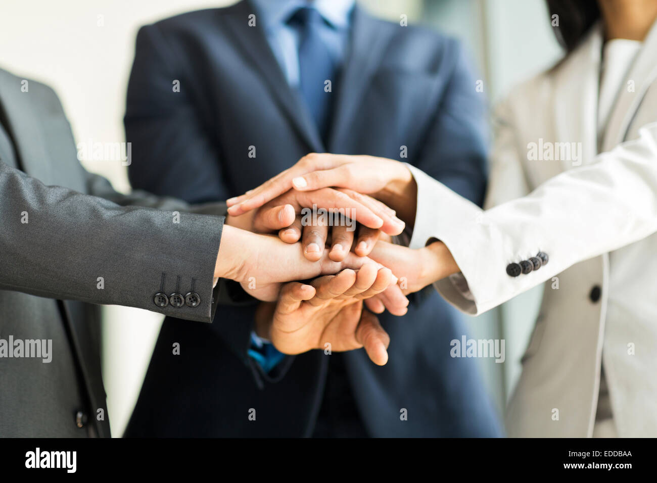 Nahaufnahme eines multiethnischen Geschäftsleute setzen Sie ihre Hände zusammen, Fokus auf Händen Stockfoto
