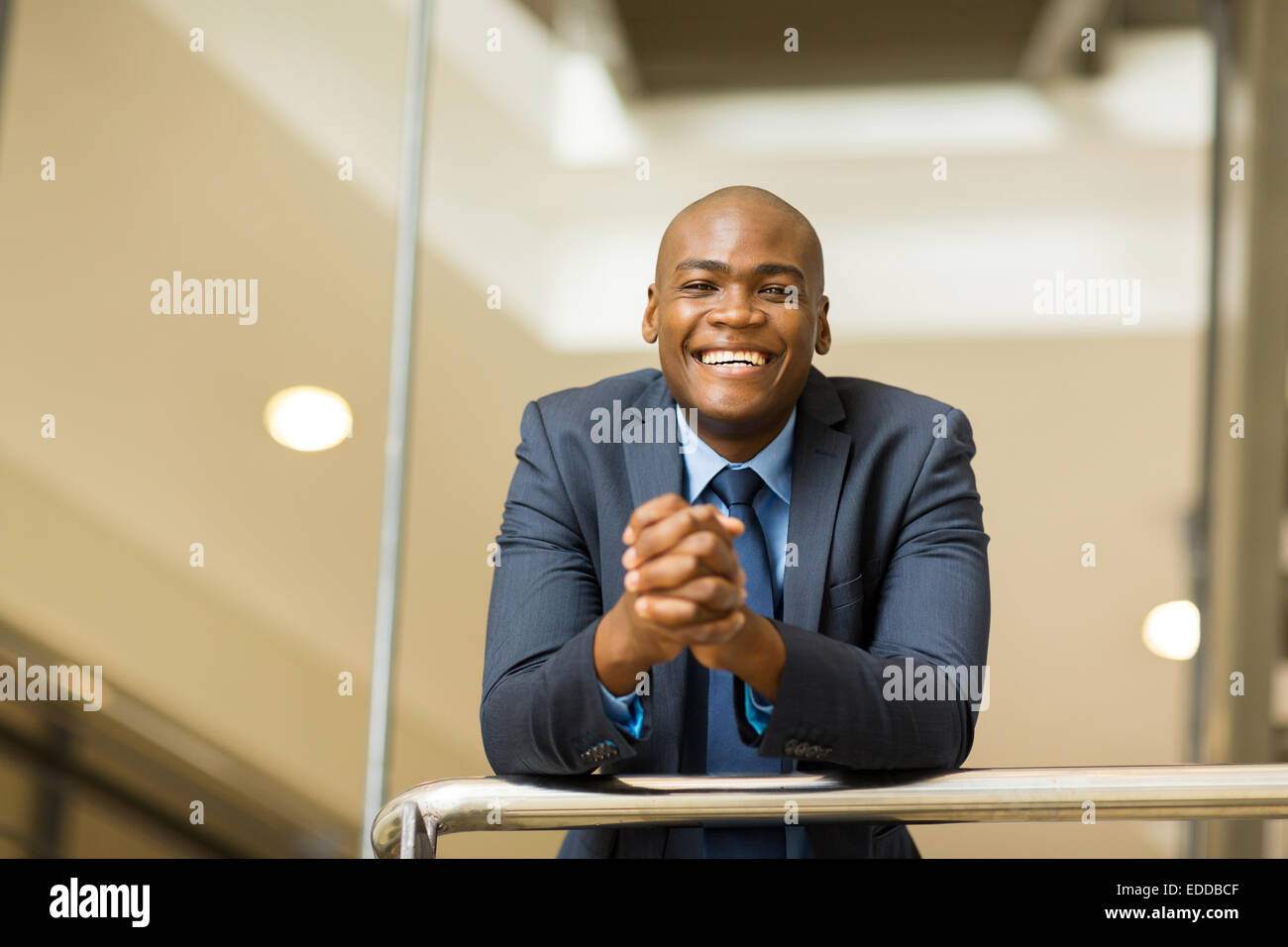 fröhliche junge Afro amerikanische Geschäftsmann Stockfoto