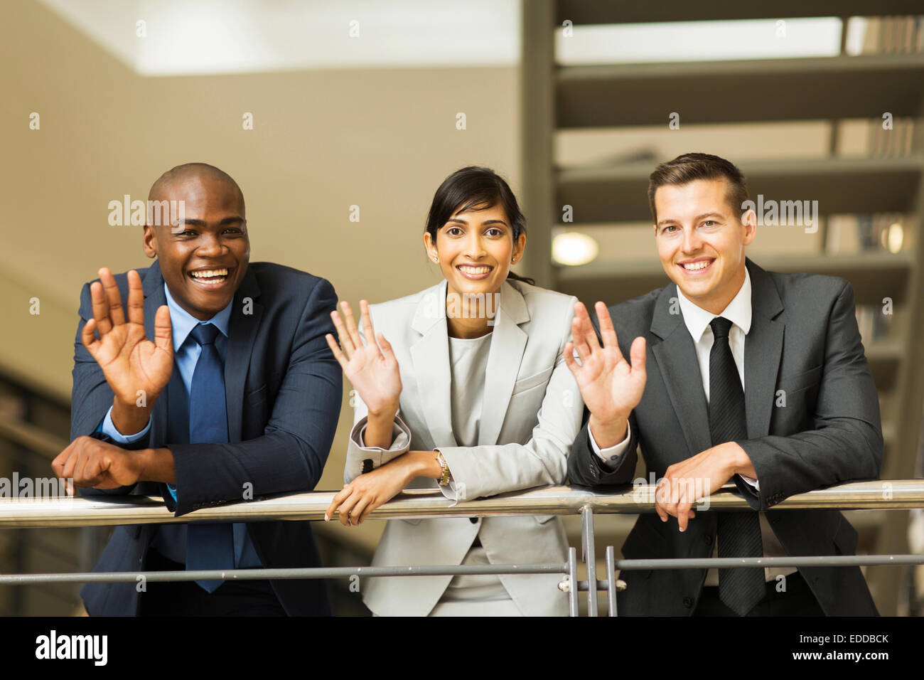 glücklich Geschäftsleute winken Hände im Büro Stockfoto