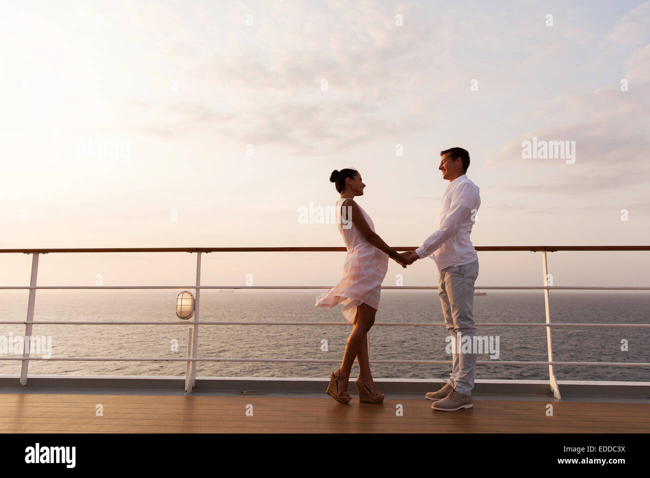 schönes paar Hand in Hand auf einem Kreuzfahrtschiff Stockfoto