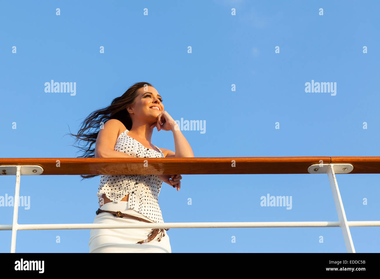 attraktive Frau auf Kreuzfahrt träumen Stockfoto