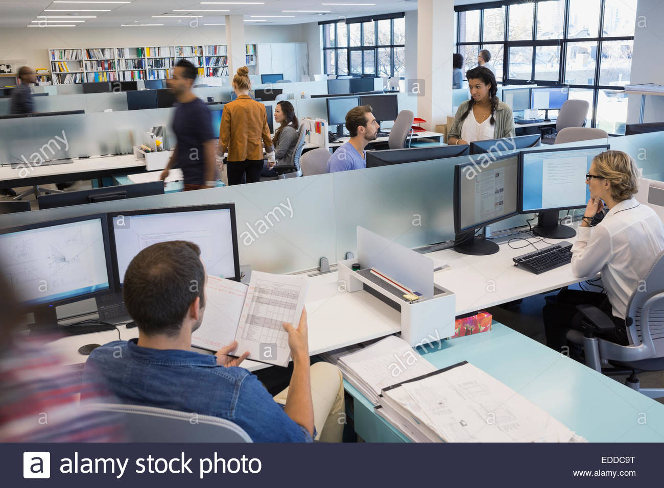 Geschäftsleute im Großraumbüro Stockfoto