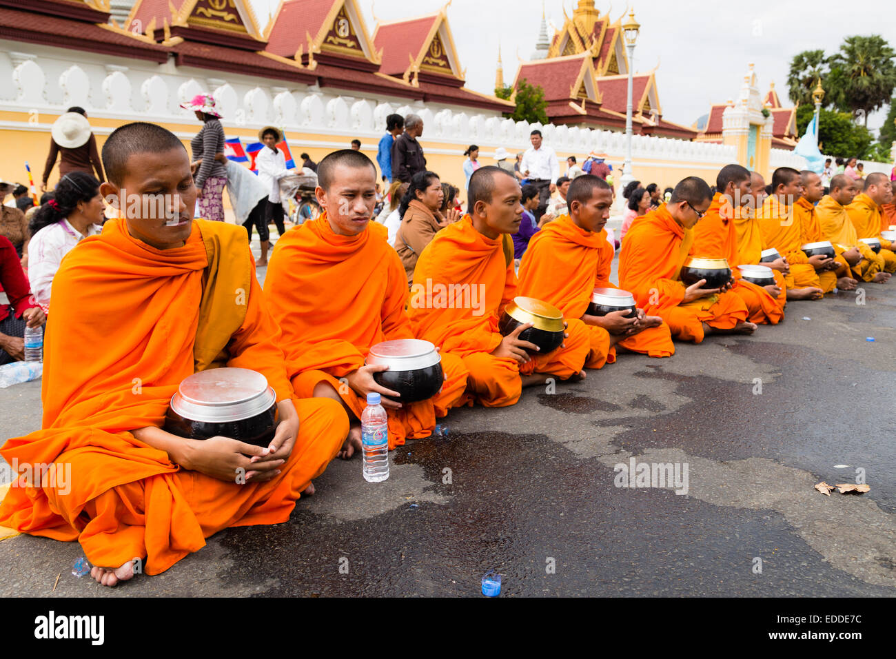 Mönche in den Straßen von Phnom Penh, Kambodscha Stockfoto