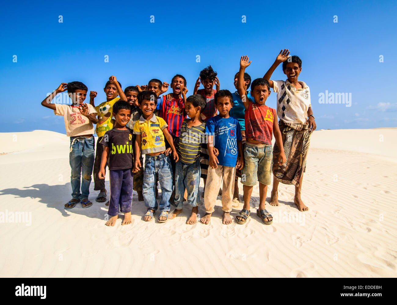 Young Socotrian Jungs posieren in den Sanddünen an der Südküste der Insel Sokotra, Jemen Stockfoto