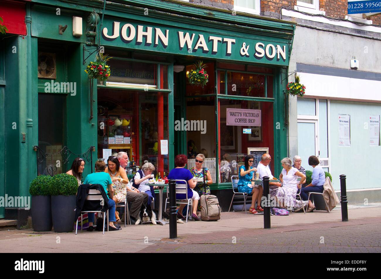 Menschen außerhalb John Watt & Sohn Cafe sitzen. Bank Street Carlisle Cumbria England UK Stockfoto