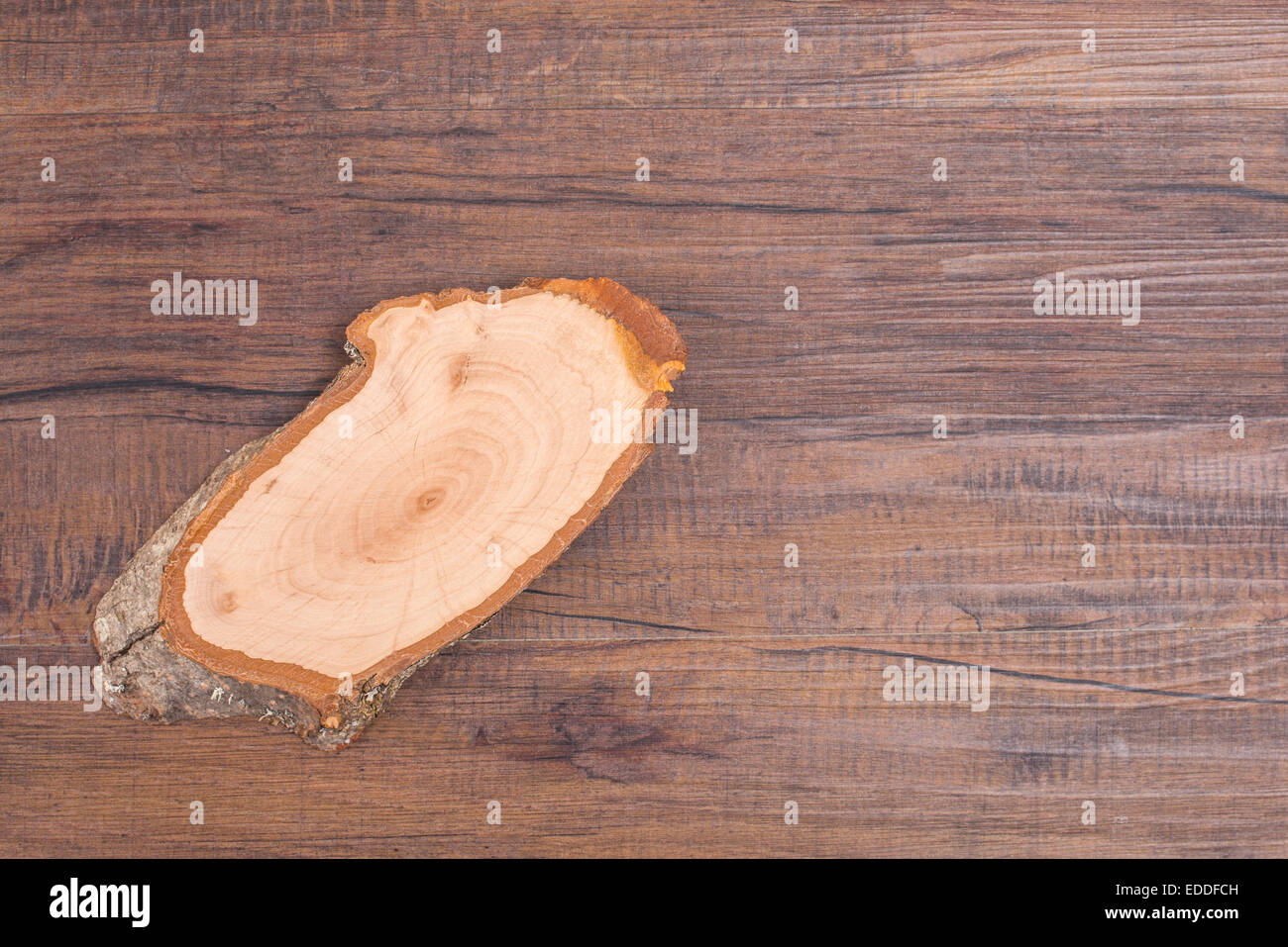 Rustikales Holzbrett mit Rinde für den kleinen Hunger Stockfoto