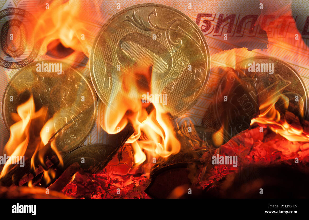 Collage mit Abwertung in Russland. Russische Währung im Feuer Stockfoto