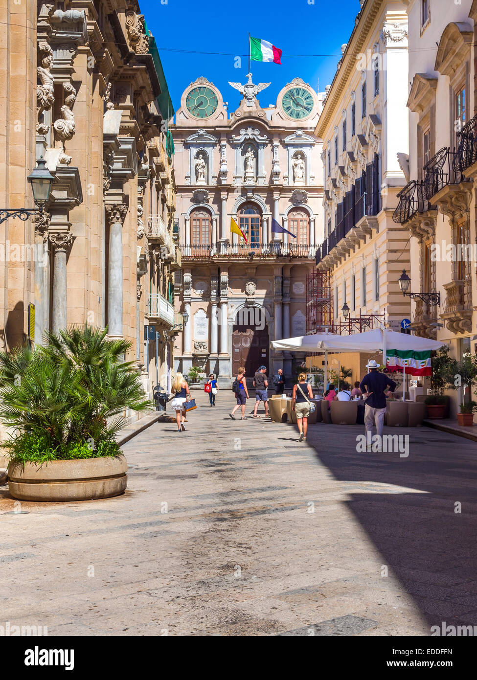 Altstadt, Shopping Street Corso Vittoria Emanuelle, Palazzo Cavarretta im Hintergrund, Trapani, Sizilien, Italien Stockfoto