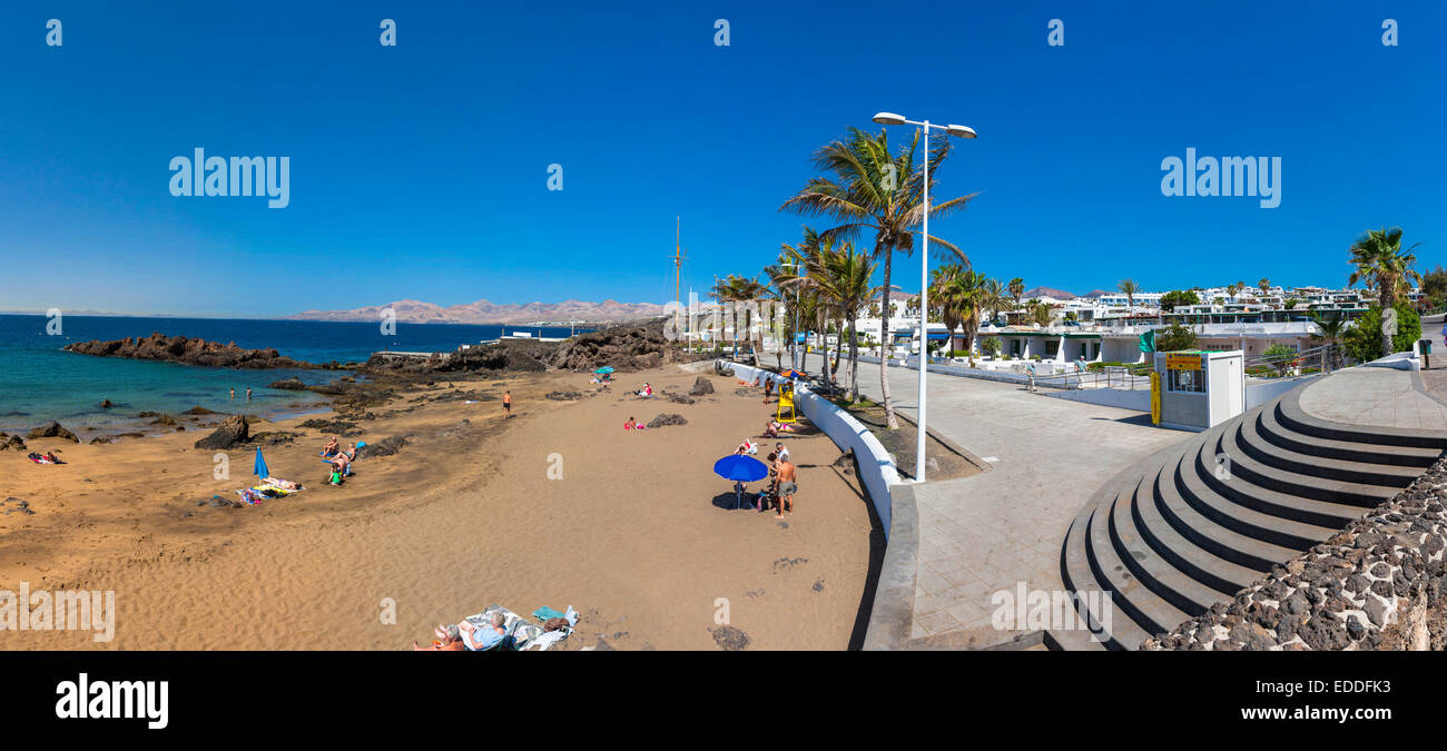 Spanien, Kanarische Inseln, Lanzarote, Strand in Puerto del Carmen Stockfoto
