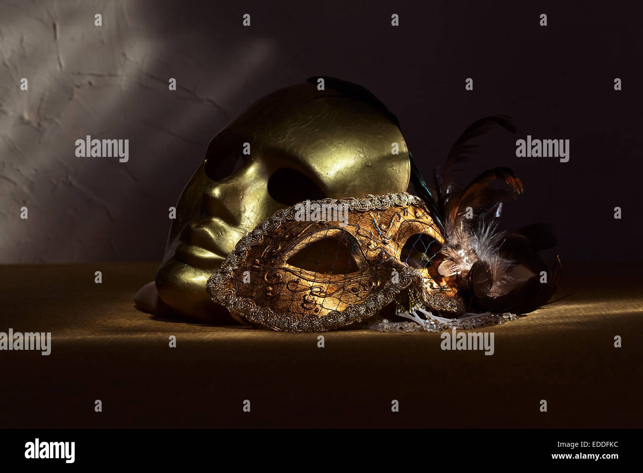 Zwei goldene venezianische Masken, Fokus auf Vordergrund Stockfoto