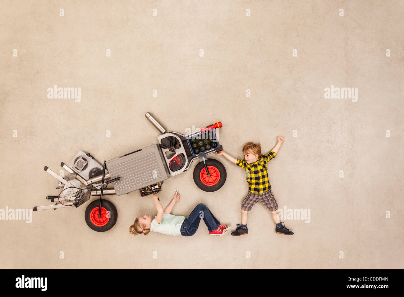 Kinder, die Montage von Kraftfahrzeugen Stockfoto
